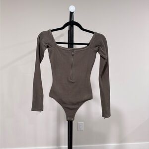 NWT Good American Ribbed Zip-Front Off-Shoulder Bodysuit, Dark Muted Army Green